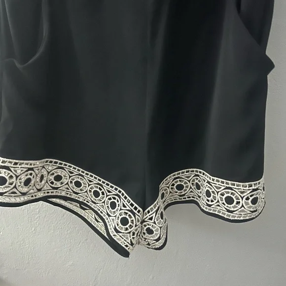 Parker shorts romper embroidered with pockets - back zipper and flap detail - Picture 6 of 6